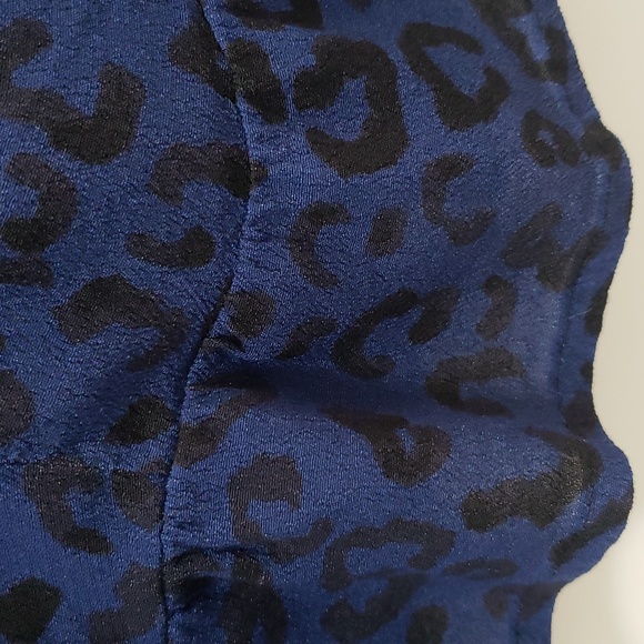 New Womens LOFT Long Sleeve Royal Blue Leopard Print Top - Picture 4 of 8
